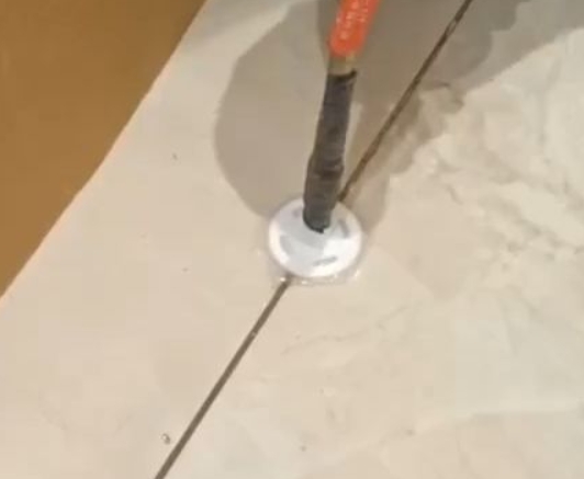 贞丰瓷砖空鼓维修公司专业解答瓷砖在铺贴过程中，如果没有涂抹均匀到位的粘结材料（如水泥砂浆或瓷砖胶），可能会导致以下问题
