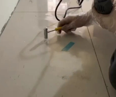贞丰瓷砖开裂维修公司专业分享瓷砖在铺贴前如果没有沥干水分，将会导致以下问题