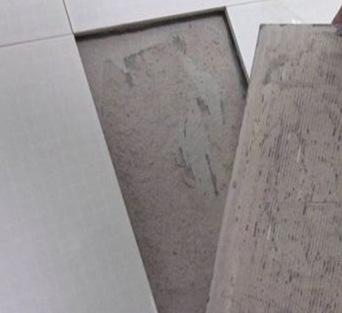 贞丰瓷砖空鼓维修公司分享瓷砖铺贴时如果打浆（即涂抹在瓷砖背面和基层上的砂浆或瓷砖胶）过少，会带来以下问题